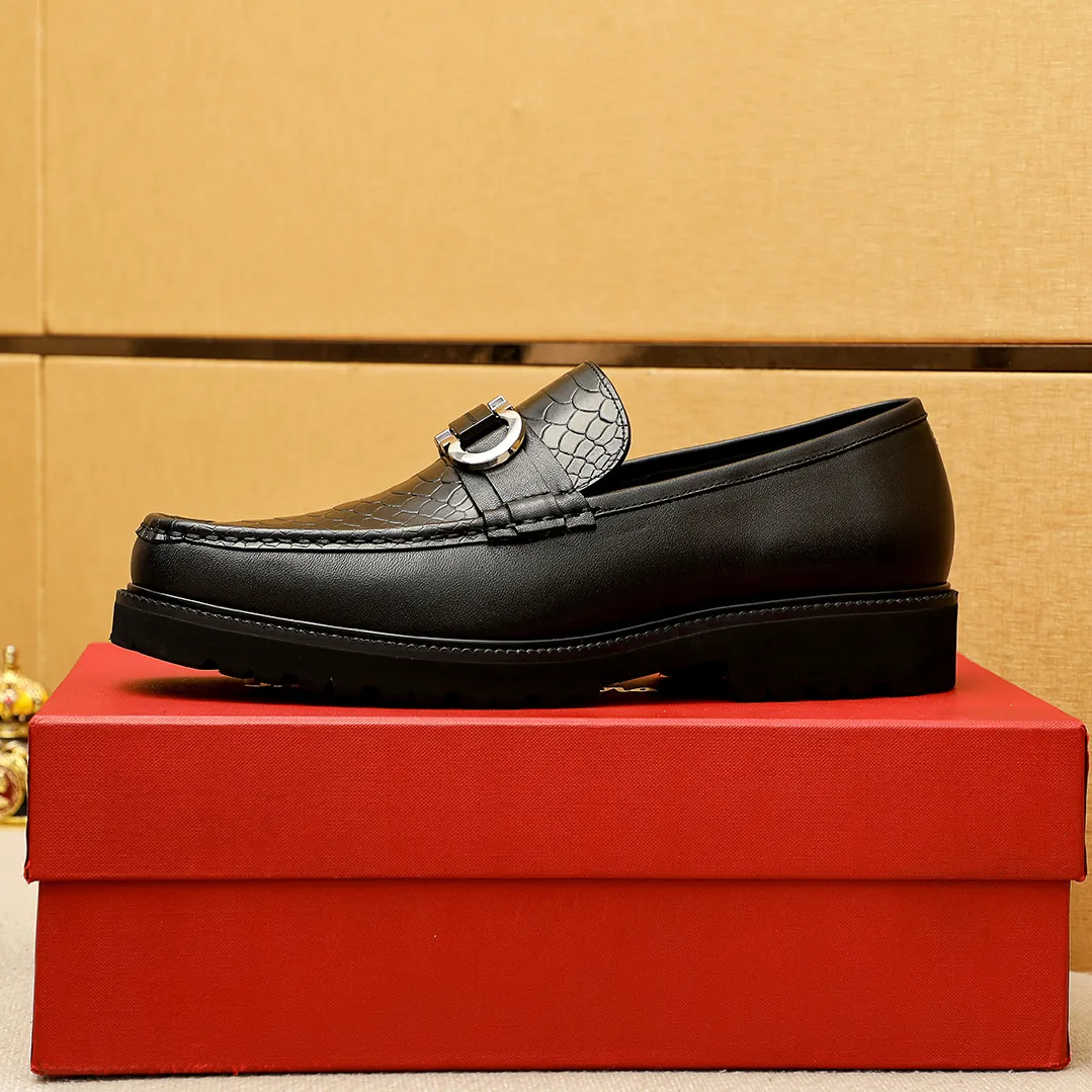 Men's shoes 💰560 💐 Product trademark: Ferragamo "Ferragamo" casual leather shoes Regular size: 38-44 (45.46🉑️customized) Product materials: Selected imported first-layer calfskin upper + original hardware buckle, imported water-dyed cowhide leather lining. Strong three-dimensional visual effect, original outsole color: 2 colors available